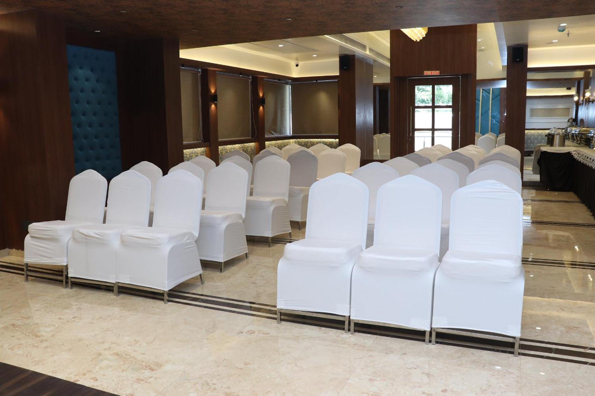 Hotel Golden Nest Thane Bagian luar foto