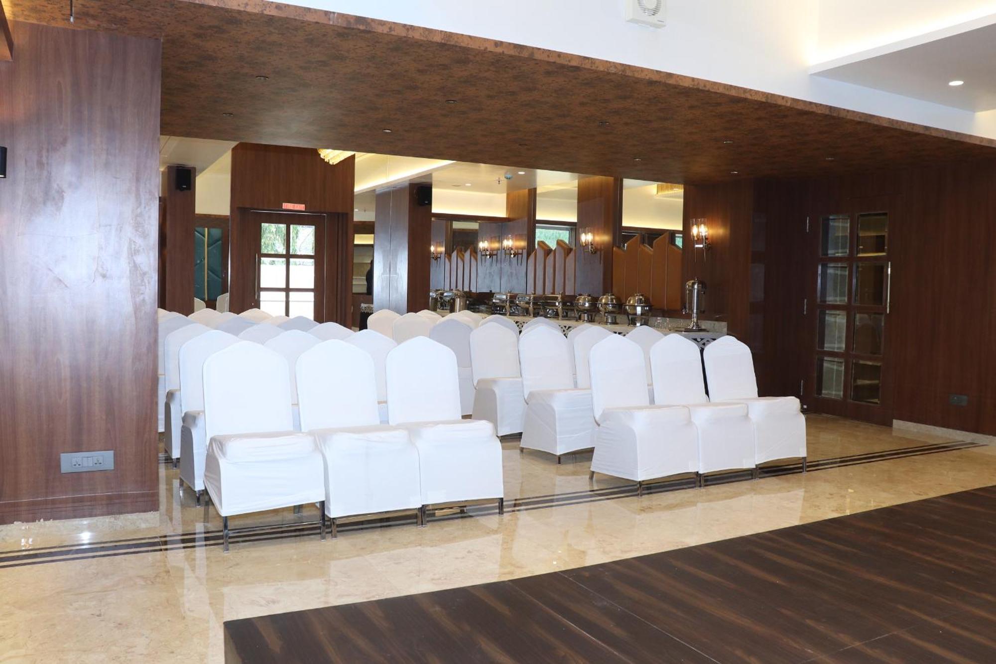 Hotel Golden Nest Thane Bagian luar foto