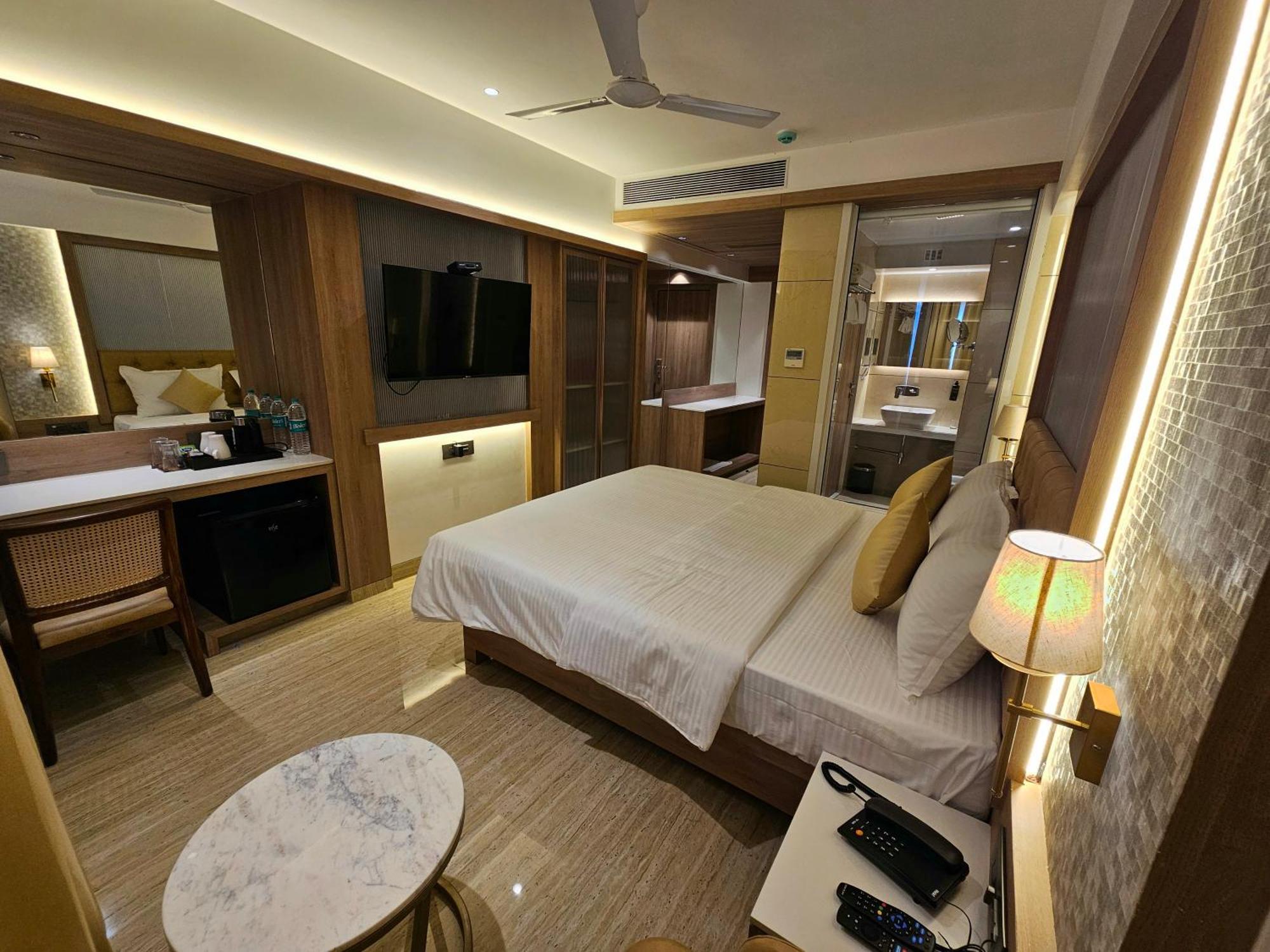 Hotel Golden Nest Thane Bagian luar foto