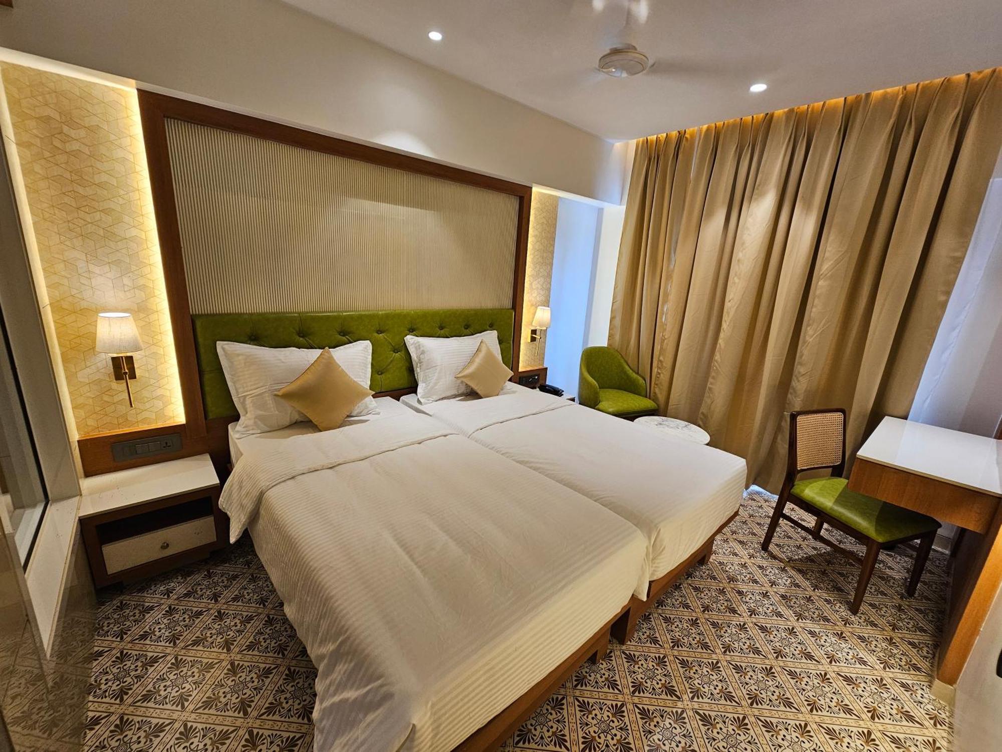 Hotel Golden Nest Thane Bagian luar foto