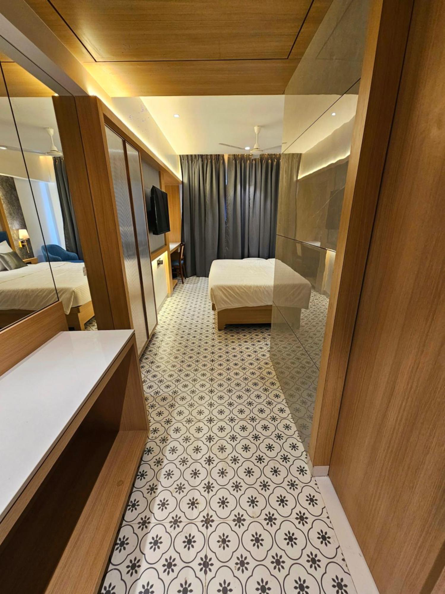 Hotel Golden Nest Thane Bagian luar foto