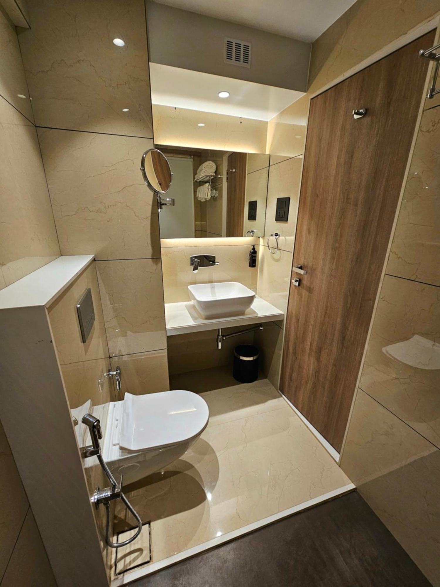 Hotel Golden Nest Thane Bagian luar foto