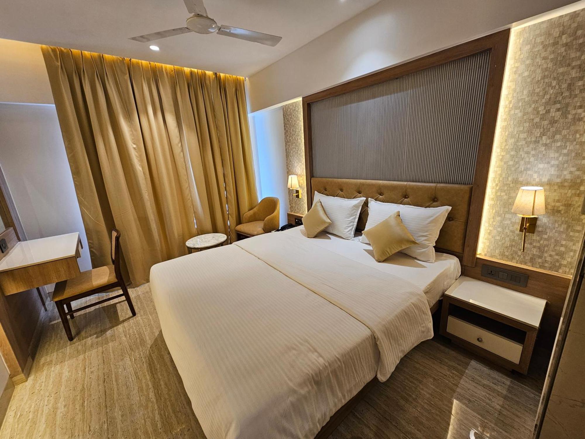 Hotel Golden Nest Thane Bagian luar foto
